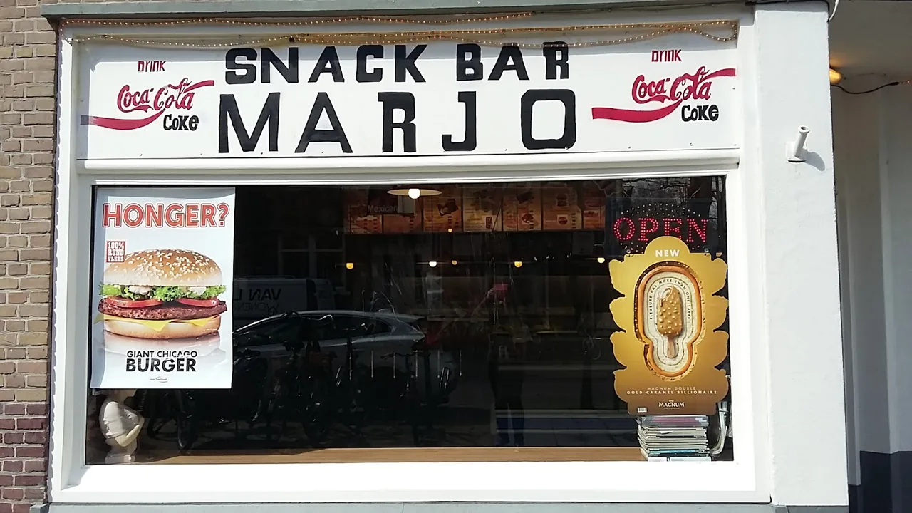 De gevel met de etalage – Snackbar Marjo