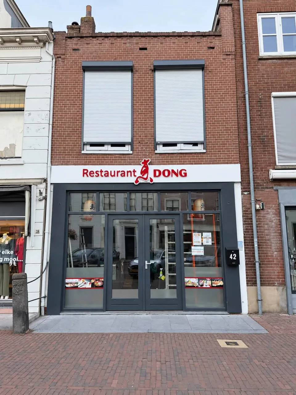 De gevel aan de Voorstraat – Restaurant Dong