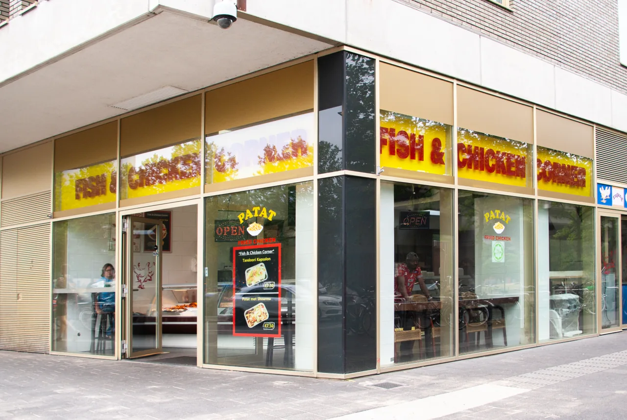De gevel op de hoek – Fish & Chicken Corner