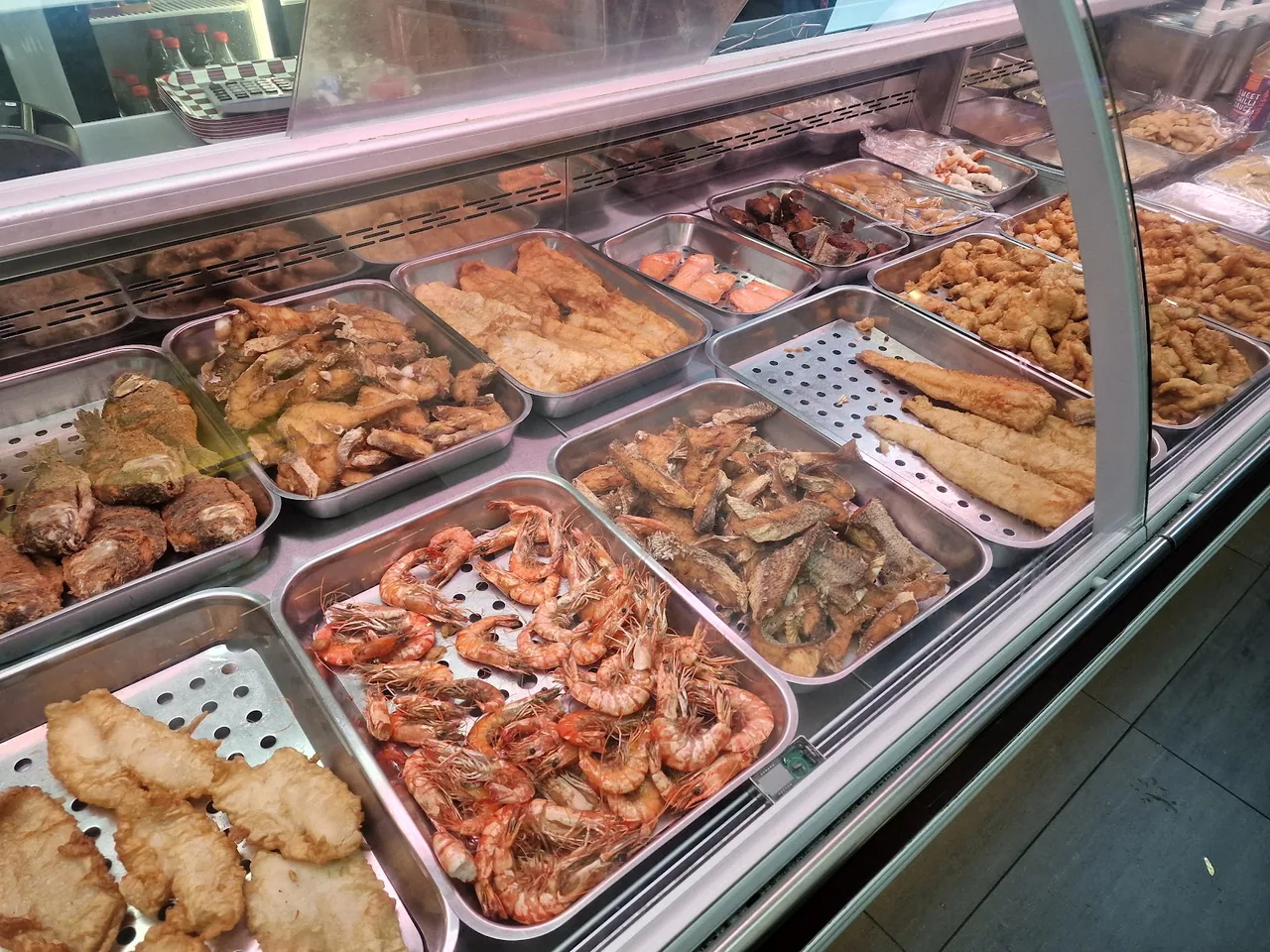 De toonbank met vis en garnalen – Fish & Chicken Corner