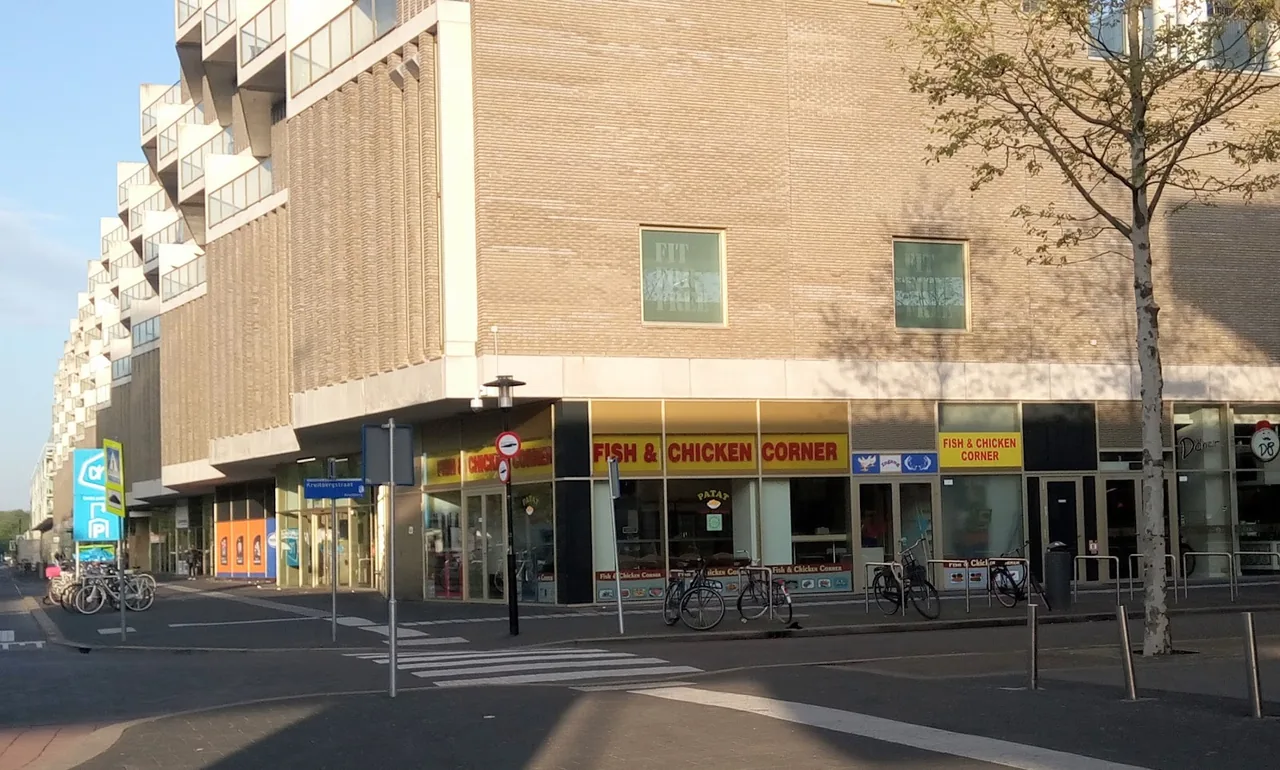 De gevel in de avondzon – Fish & Chicken Corner
