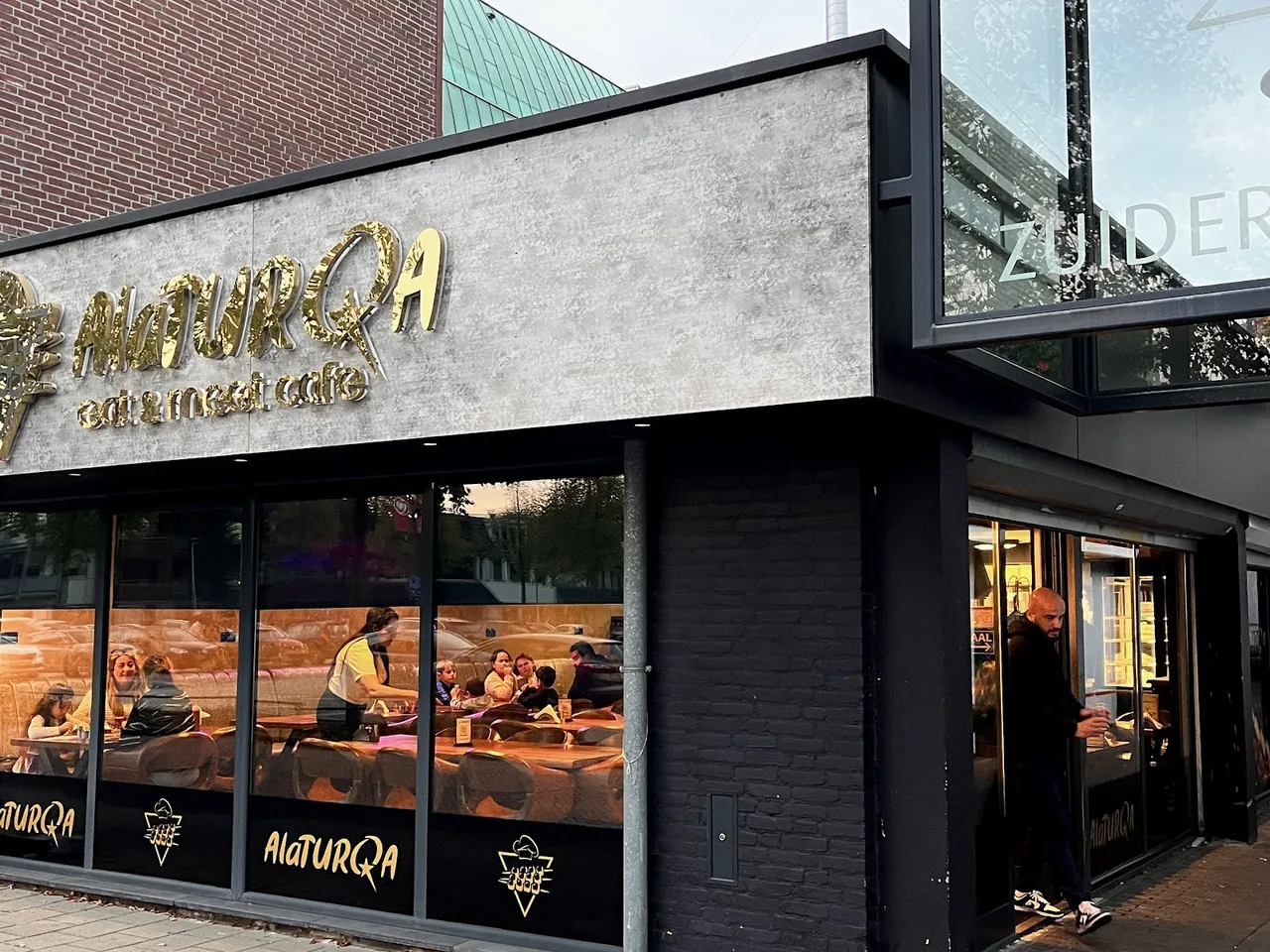 De gevel aan de Zuiderpassage – A La Turqa
