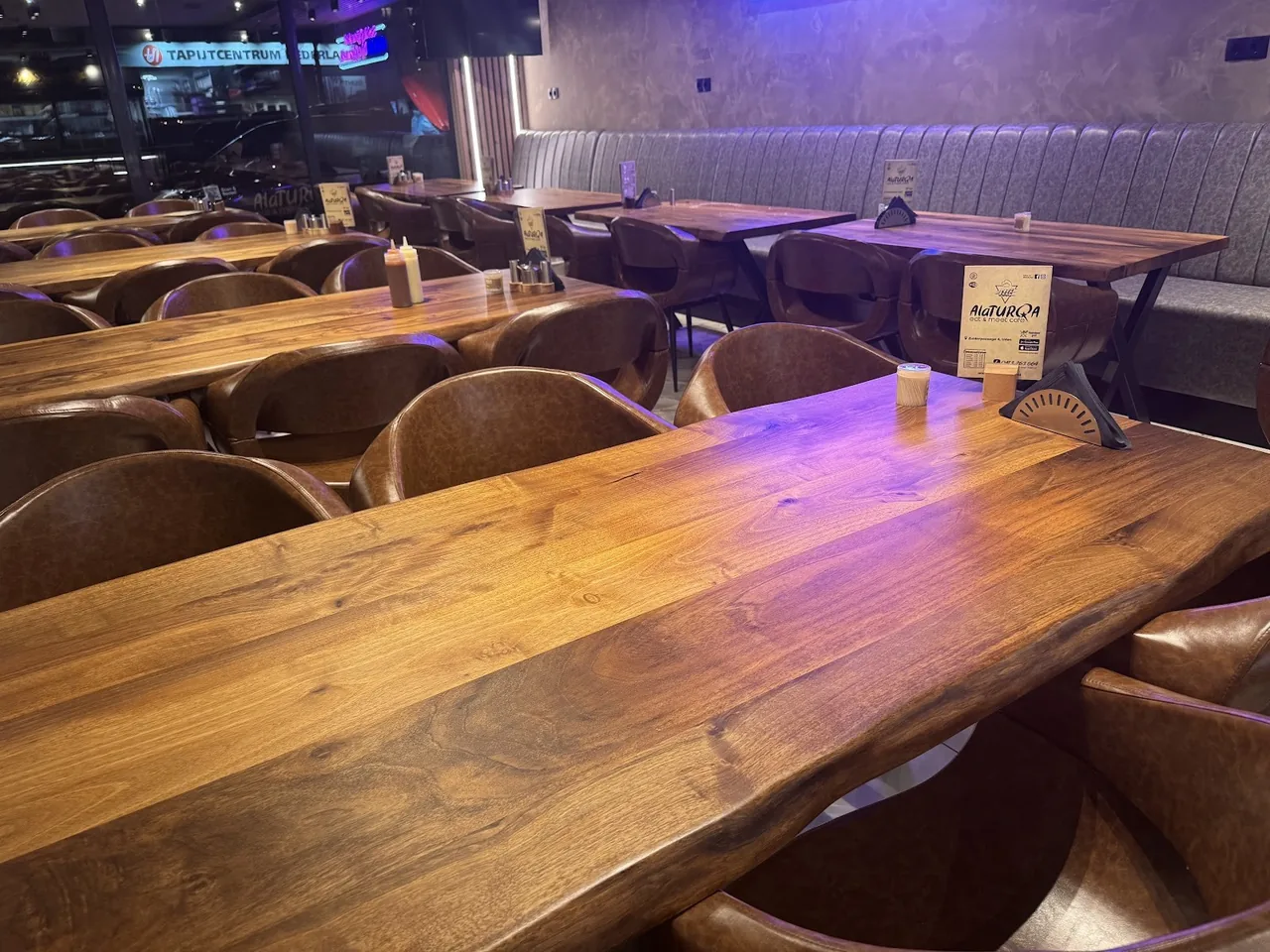 Binnen: de zaal met lange tafels – A La Turqa