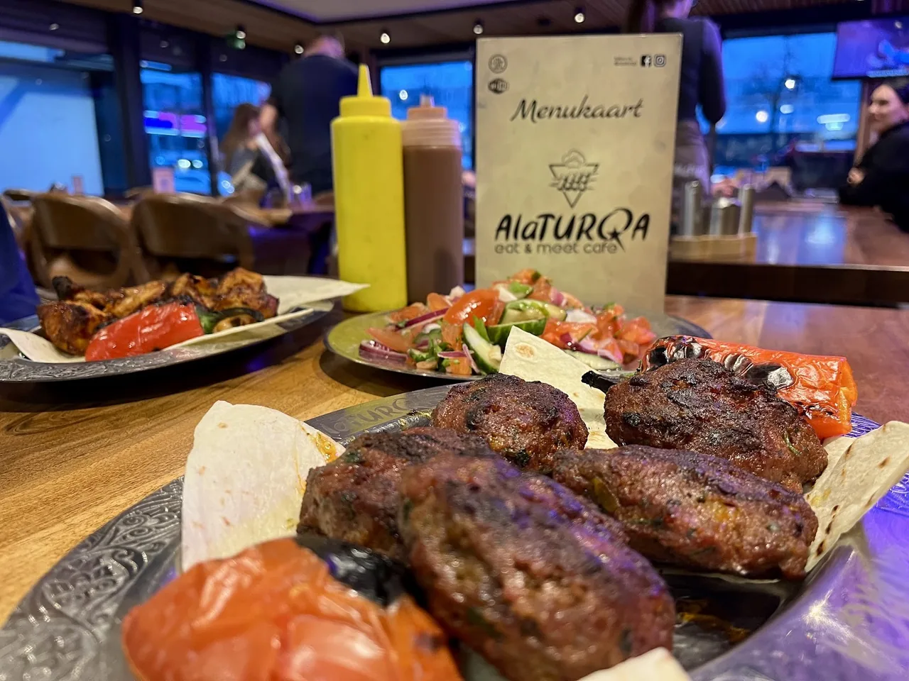 Kebab en salade aan tafel – A La Turqa