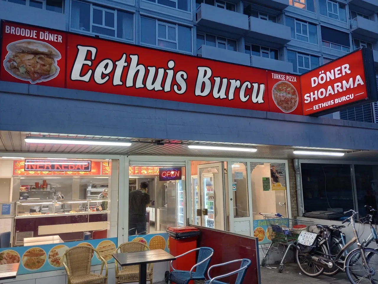 De gevel aan het August Allebéplein – Eethuis Burcu