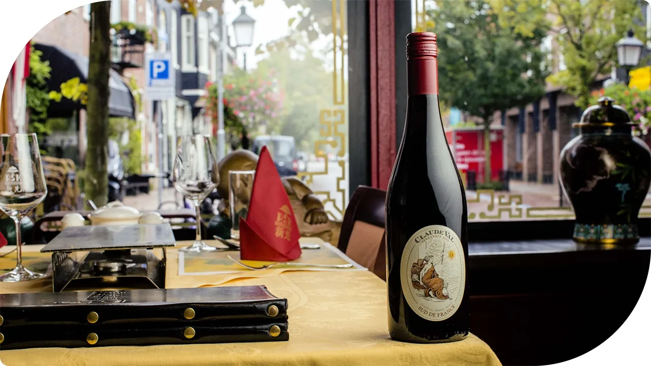 Binnen: tafel aan het raam – Royal San Kong