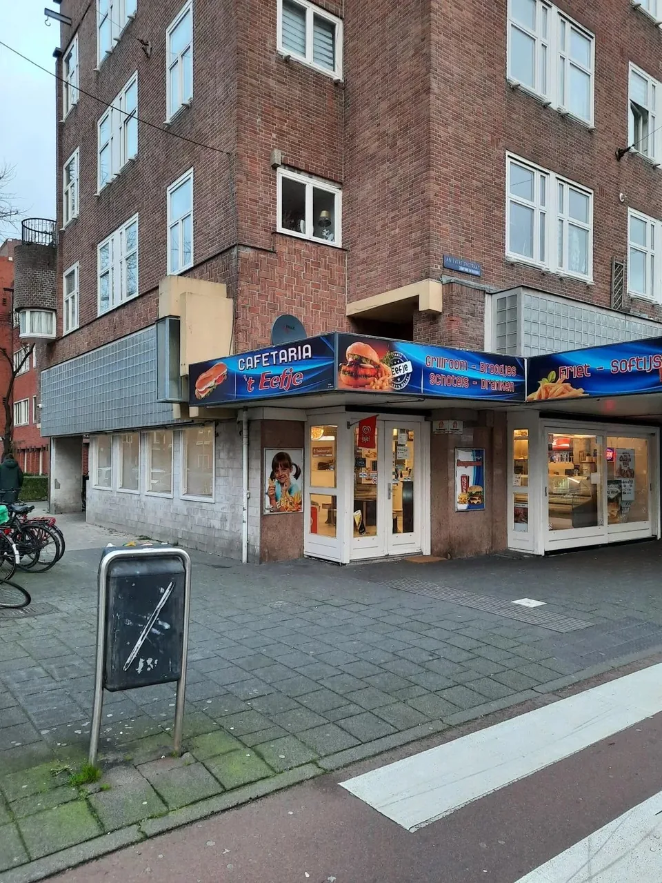 De hoek met de ingang aan de Jan Evertsenstraat – Cafetaria 't Eefje