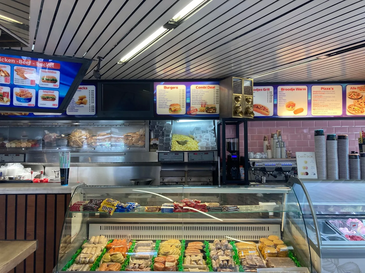 Binnen: de toonbank en het menubord – Cafetaria 't Eefje
