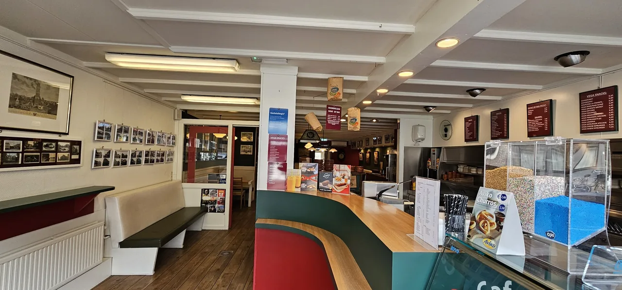 Zitbank bij de toonbank – Cafetaria Alberto
