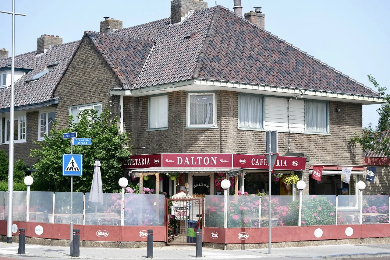 De gevel met terras aan de Daltonstraat – Cafetaria De Dalton