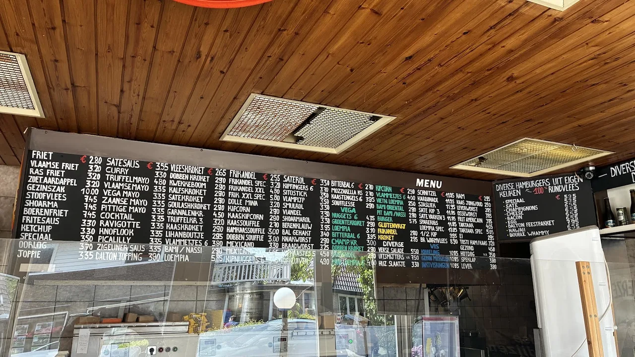 Het menubord boven de toonbank – Cafetaria De Dalton