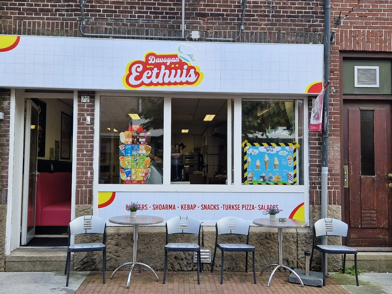 De gevel met terrasje aan de Dorpsstraat – Davoyan Eethuis