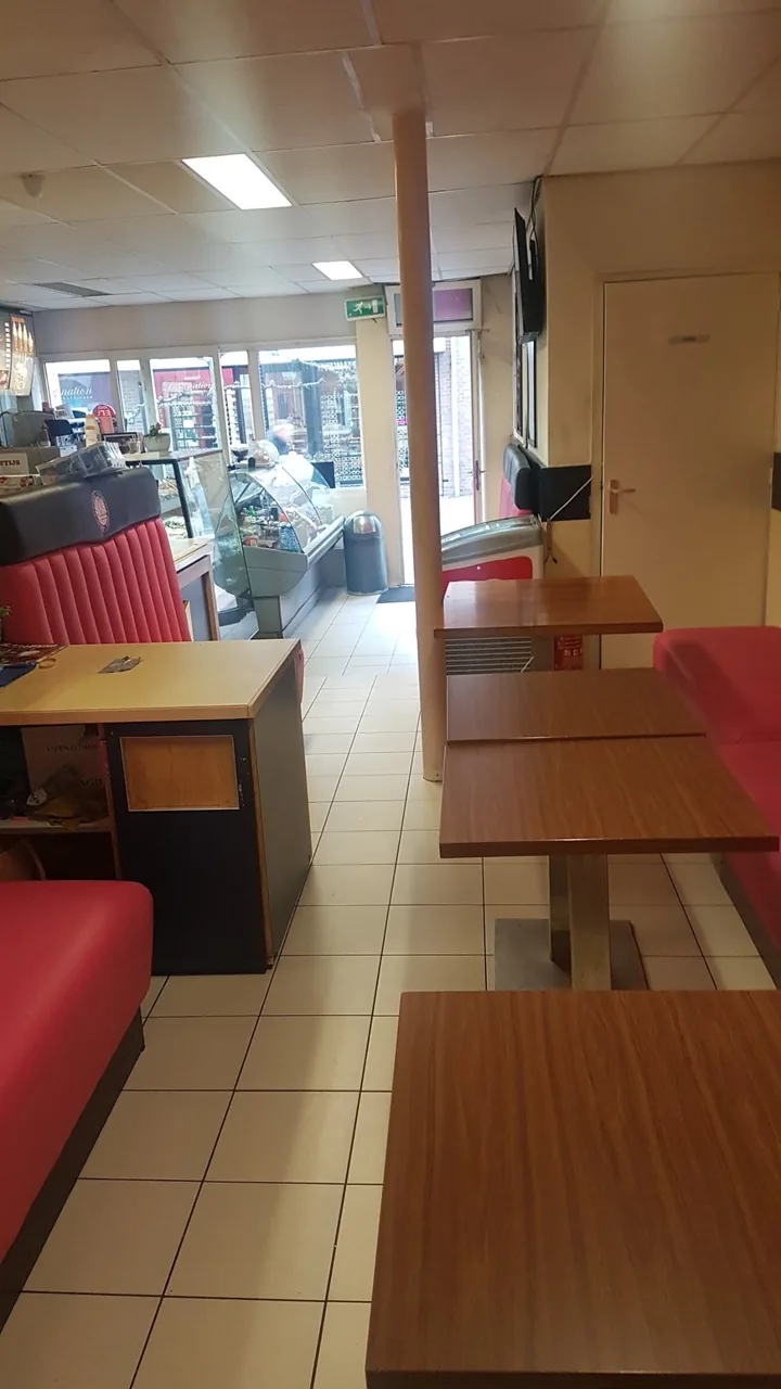 Binnen: tafels en rode banken – Davoyan Eethuis