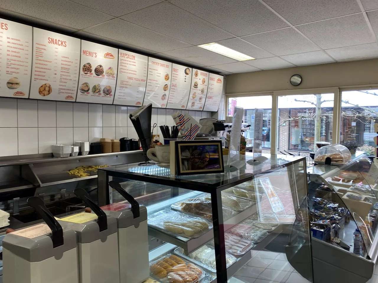 De toonbank met vitrine – Davoyan Eethuis