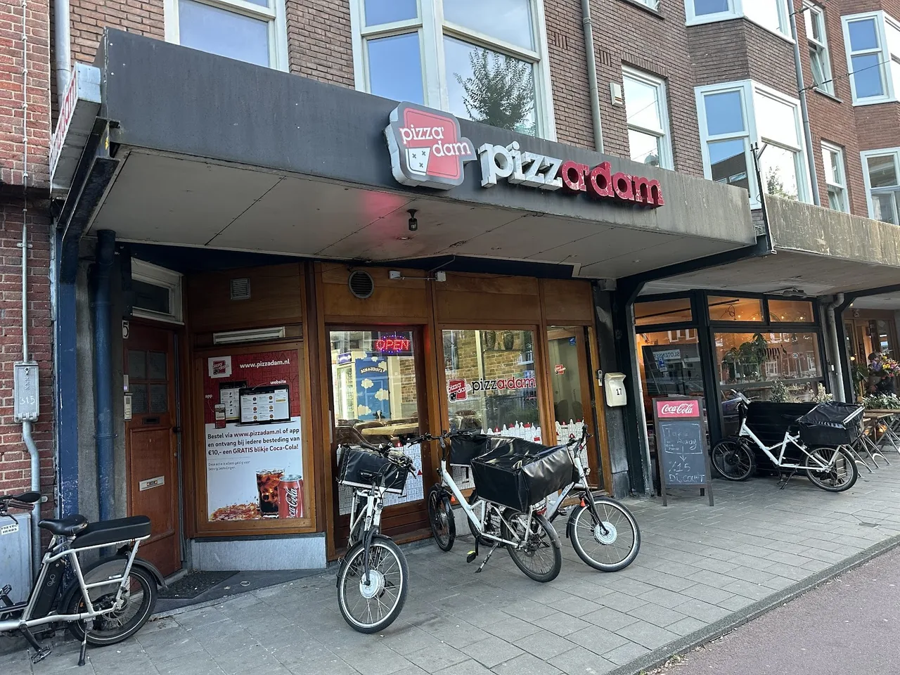 De gevel aan de Heemstedestraat – Pizzadam Amsterdam Zuid