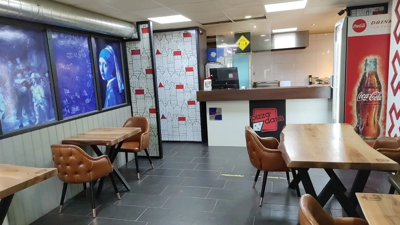 Binnen: de zaal met de toonbank – Pizzadam Amsterdam Zuid