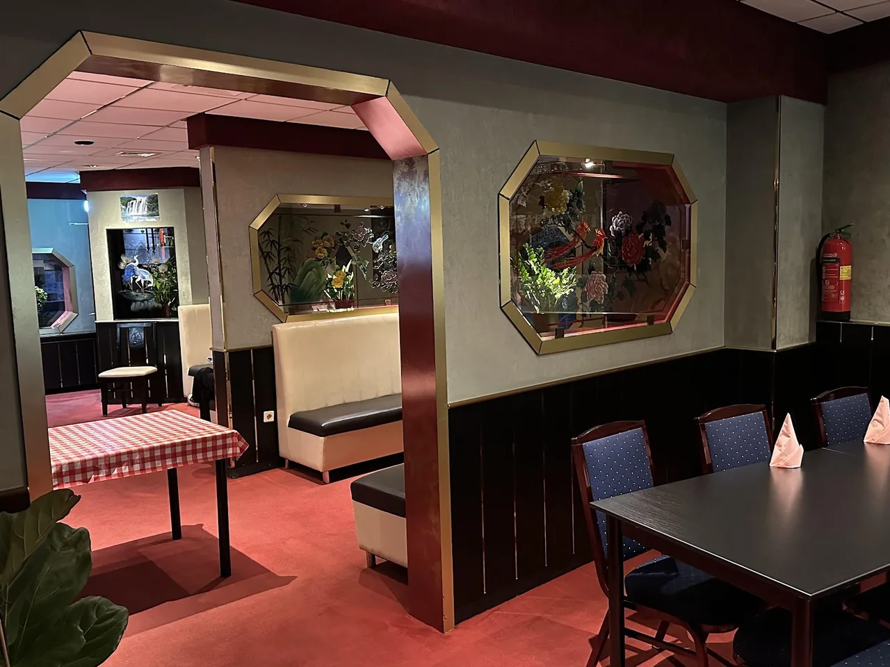 Binnen: zitjes onder de achthoekige boog – Chinees-Indisch Restaurant Azië