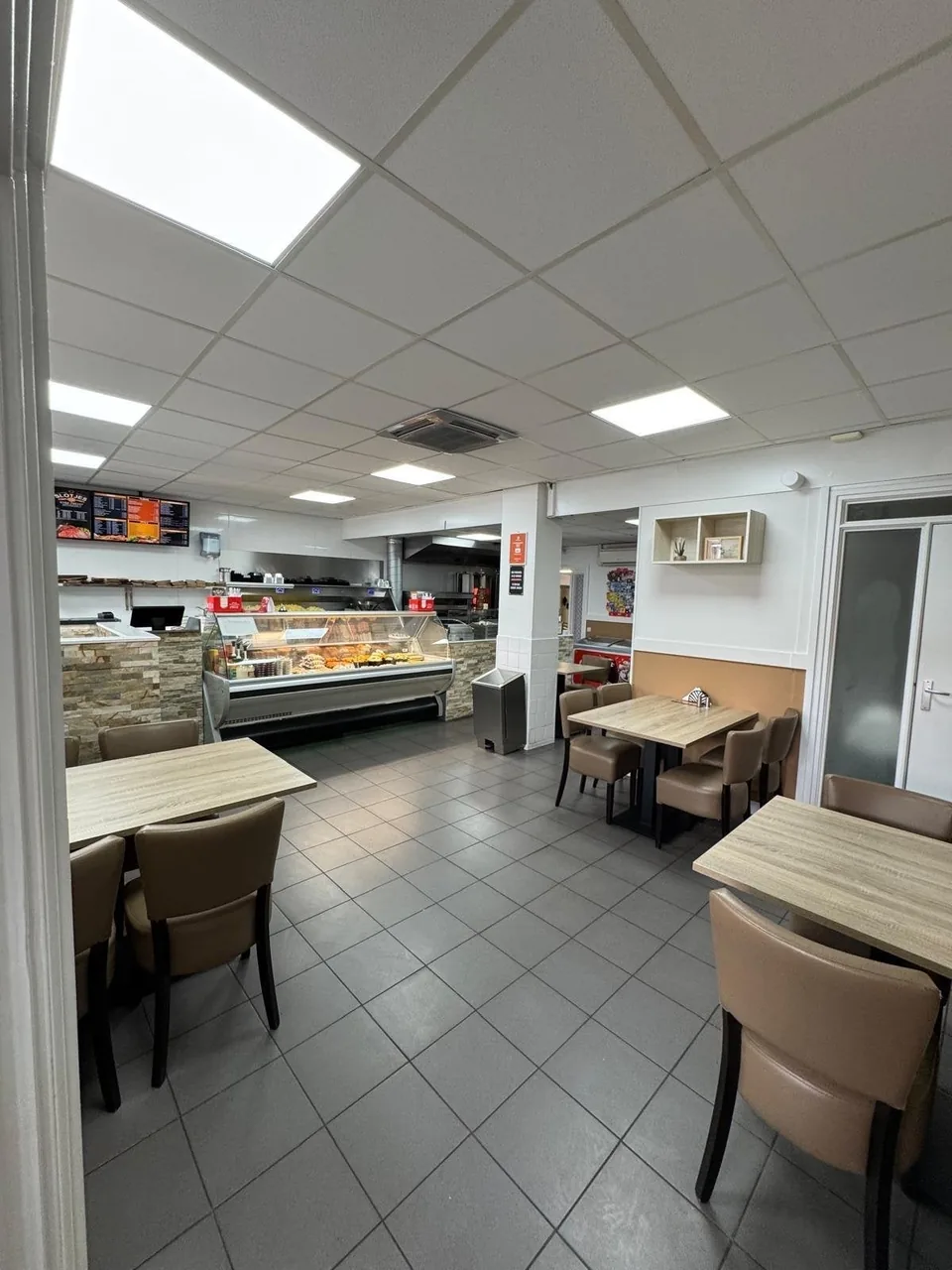De zaal met tafels – Eethuis Slotjes