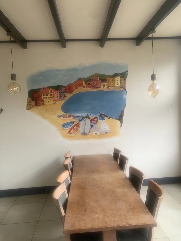 De tafel bij de muurschildering, binnen โ Porta a Porta