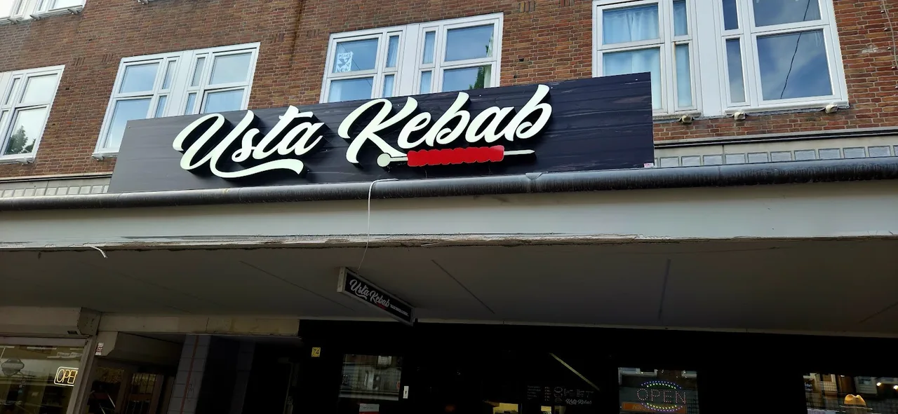 De gevel met het bord Usta Kebab – Usta Kebab
