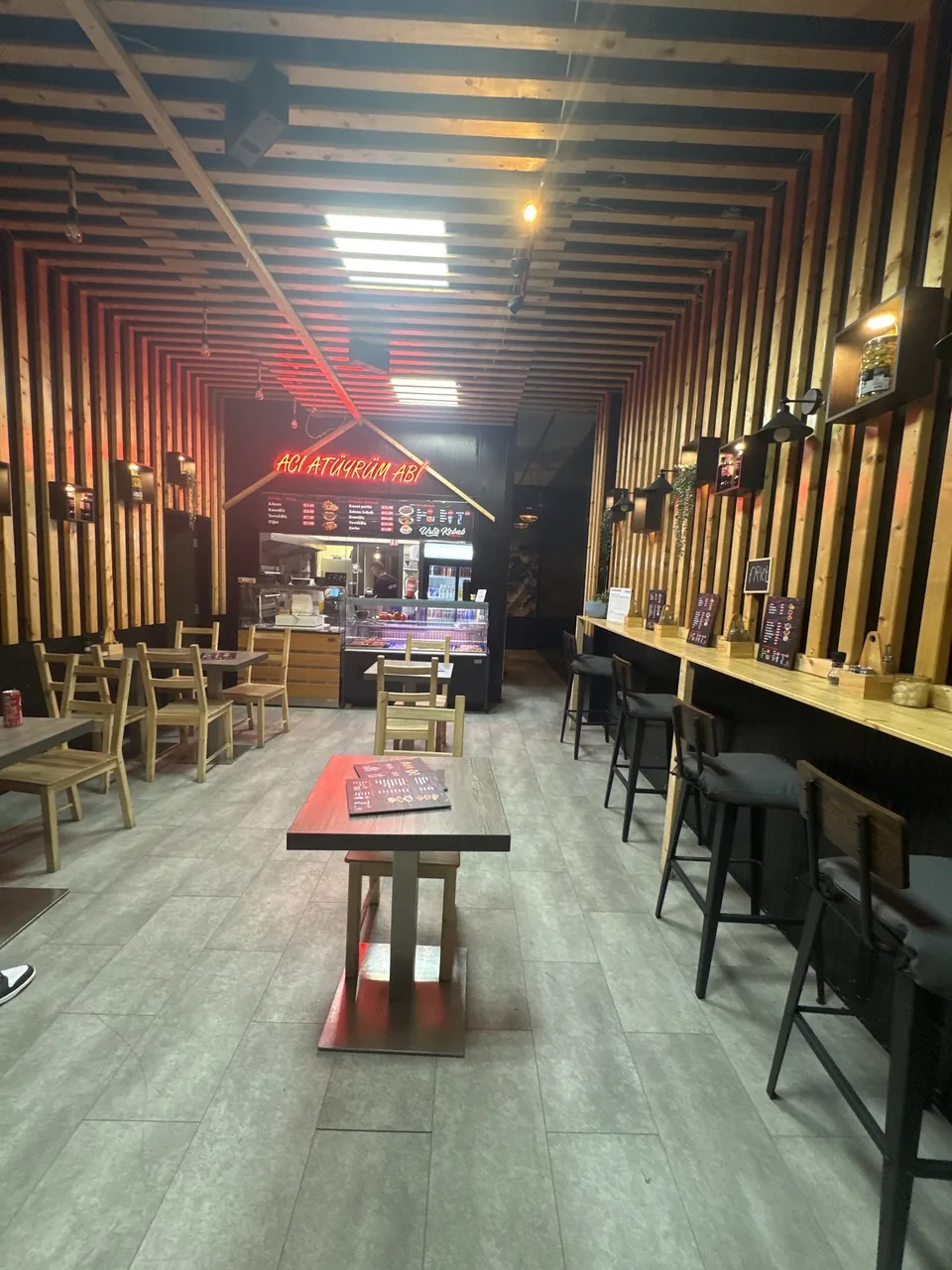 Binnen: de lange zaal met tafels en de bar – Usta Kebab