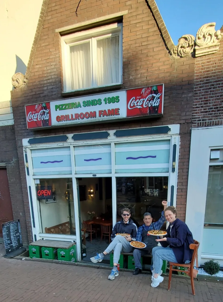 De gevel aan de Overtoom – Cafetaria Grillroom Fame
