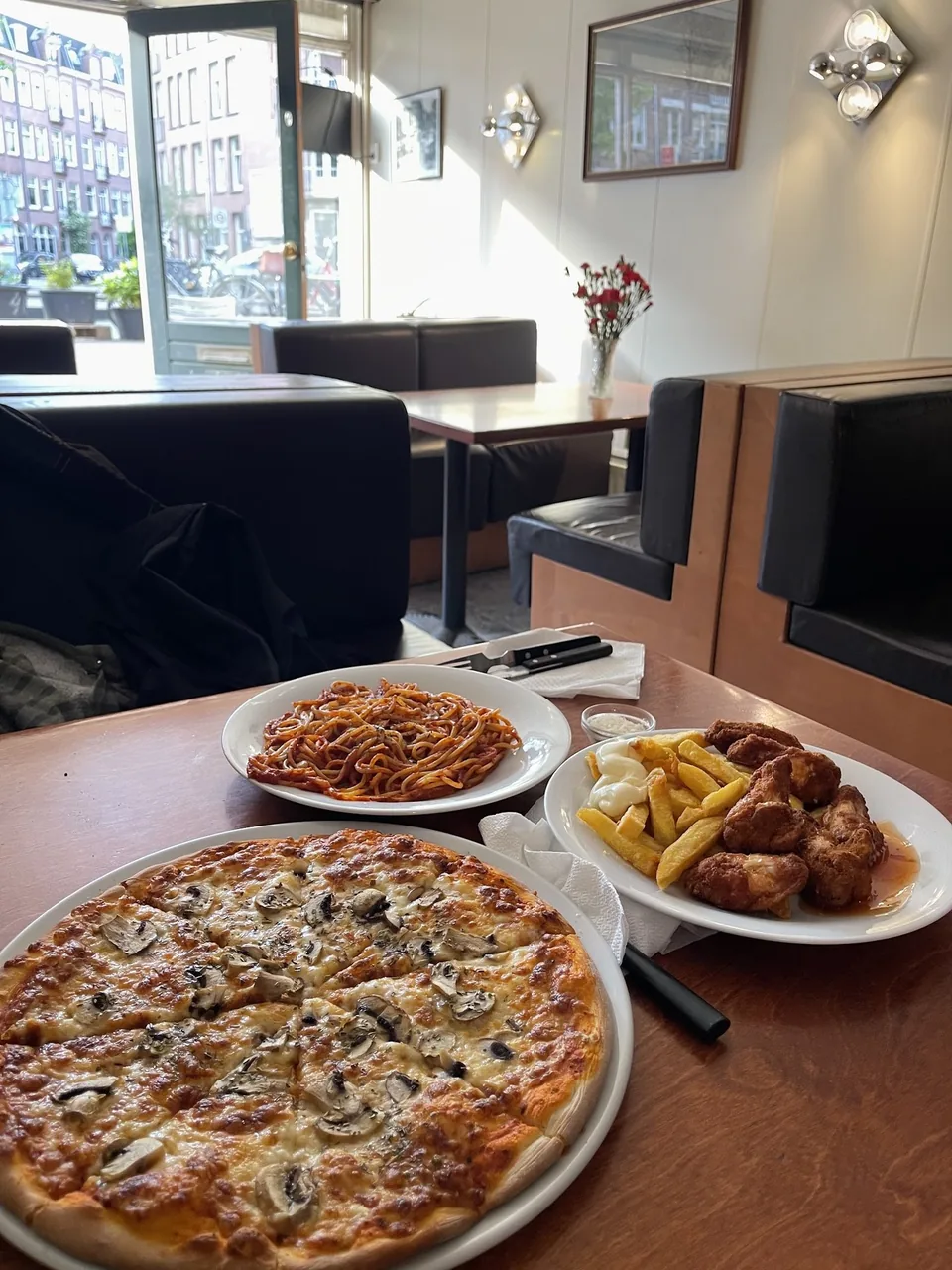 Pizza, pasta en kip aan tafel – Cafetaria Grillroom Fame