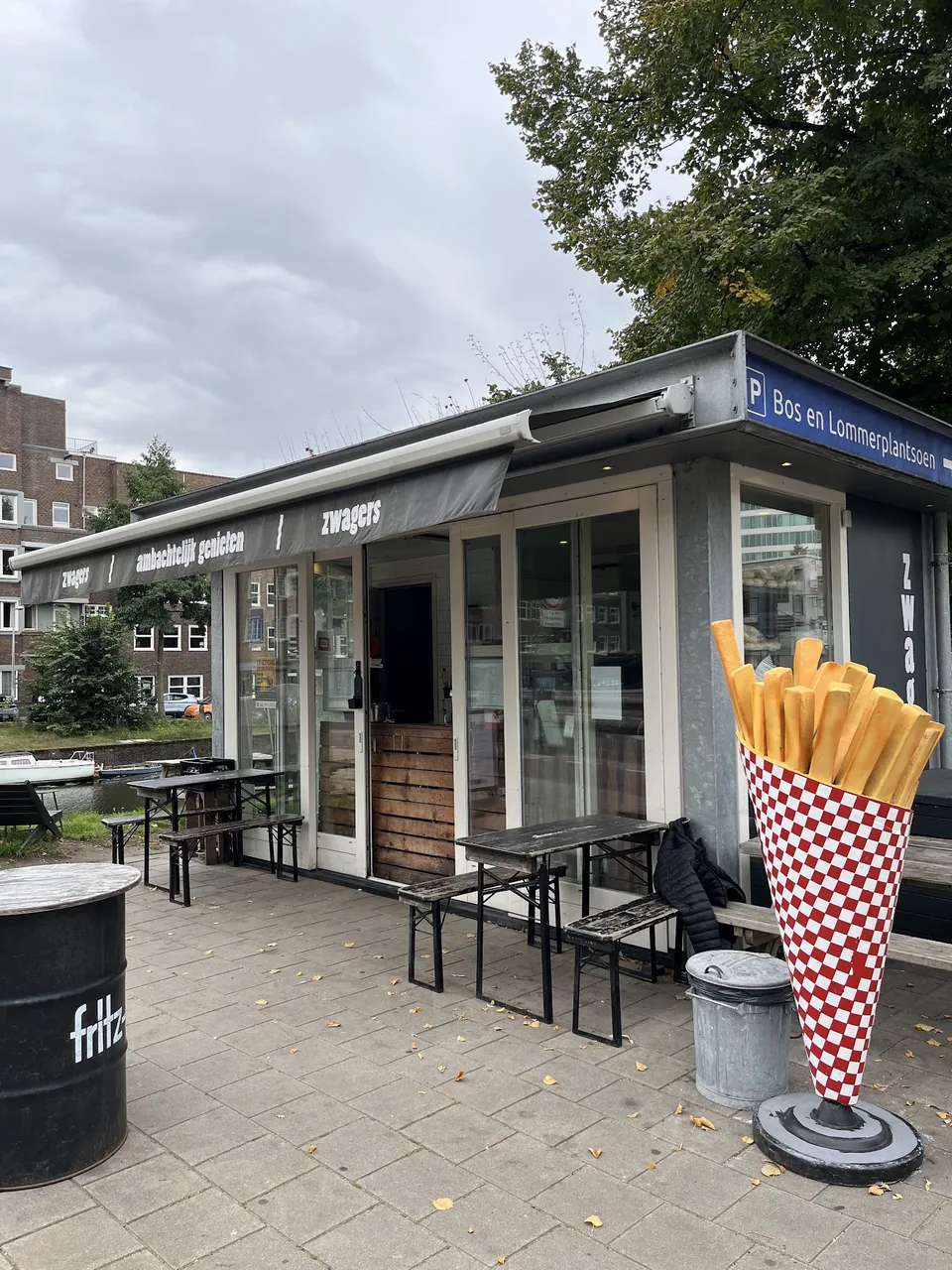 De kiosk met het terras – Friterie Zwagers