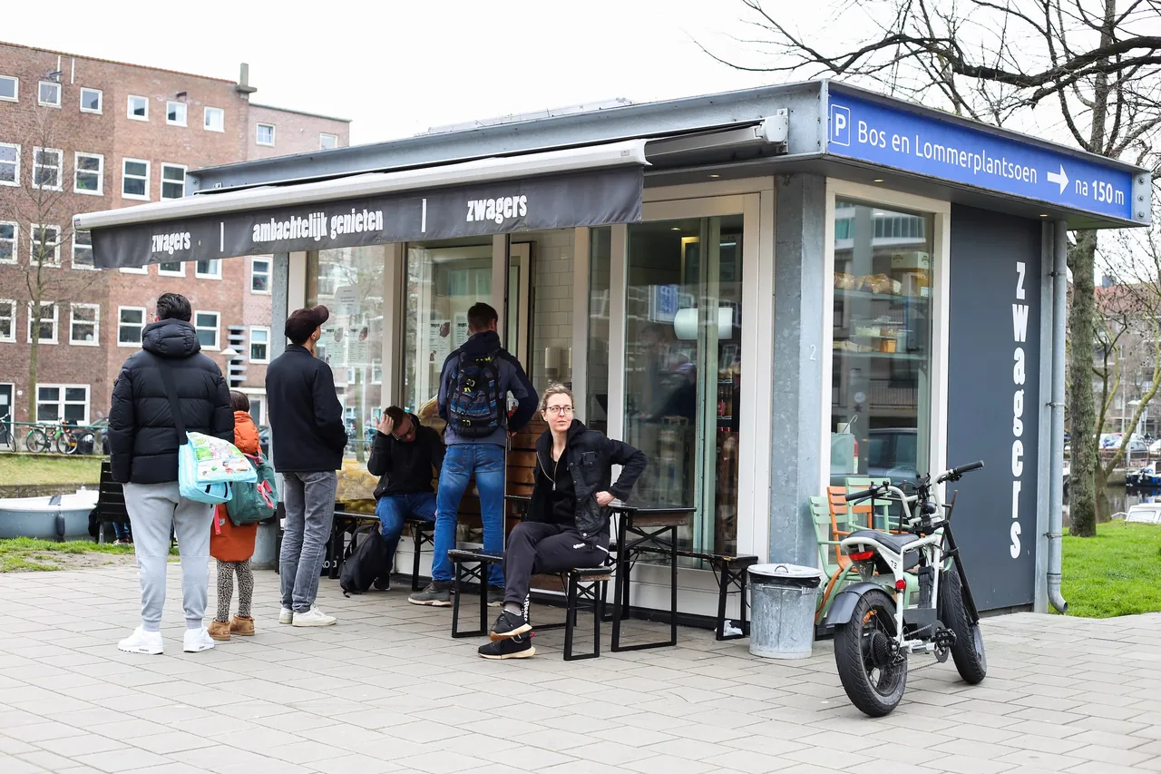 Gasten op het terras – Friterie Zwagers