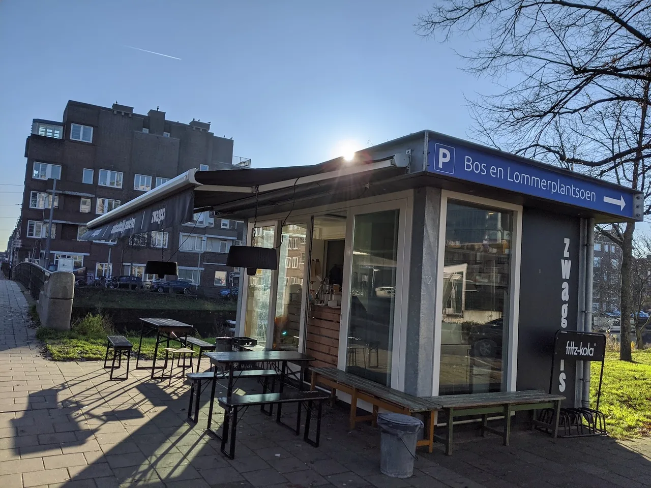 Het terras in de winterzon – Friterie Zwagers