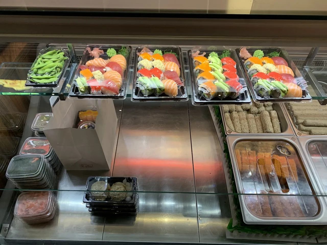 De vitrine met sushi โ De Toren Snacks & Sushi
