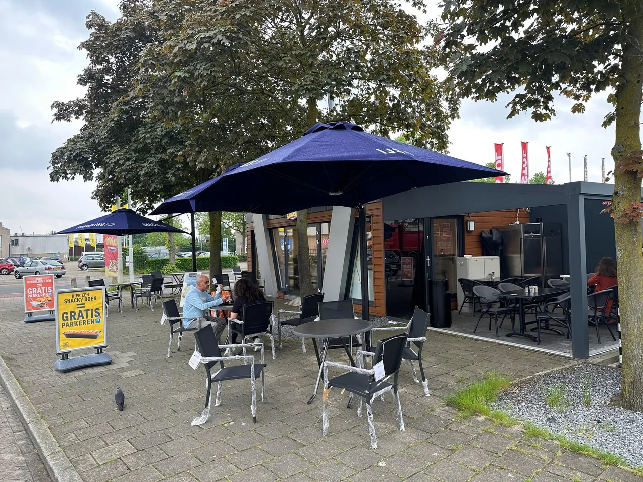 Het terras en de overdekte zithoek – Franky's Fish, Chips & Snacks